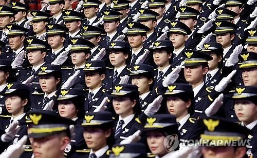 거수경례 하는 신규 임용 경찰