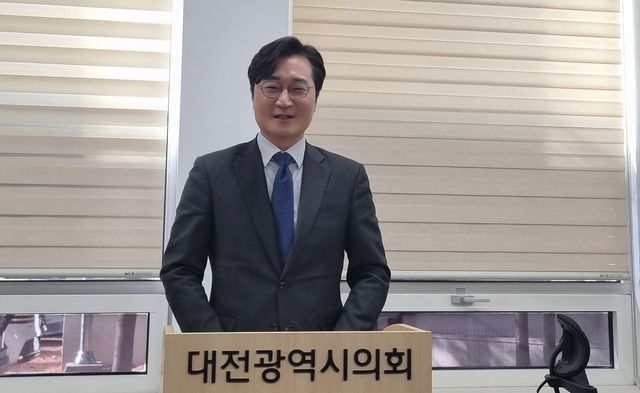 기자회견하는 장철민 의원 