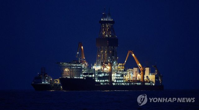 어둠 속 탐사시추 작업