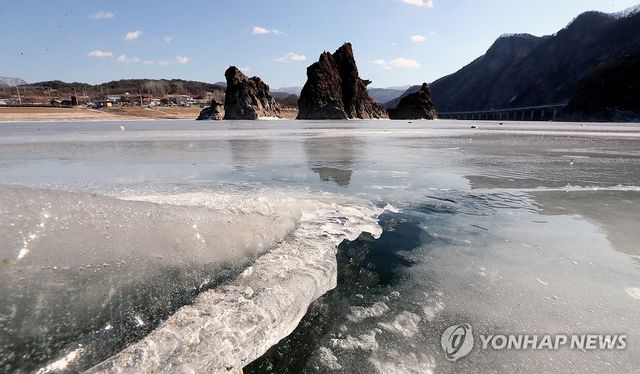 한파에 얼어붙은 단양 도담삼봉
