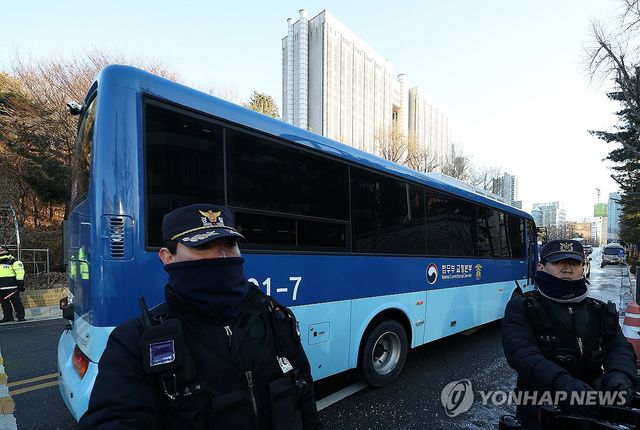 지지자 지나 중앙지법 향하는 호송차