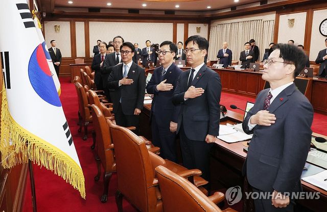 국기에 경례하는 김민석 국무총리