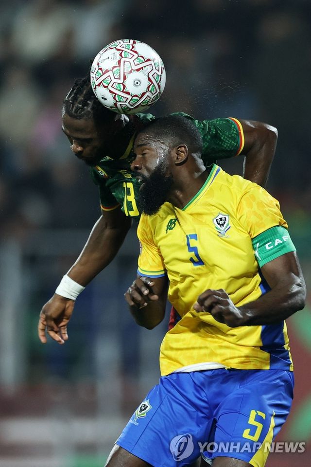 카메룬과 경기에서 공중볼 다투는 가봉 수비수 만가(앞쪽).