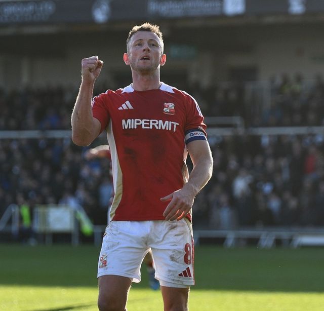 불미스러운 반칙으로 중징계받은 스윈던 타운의 올리 클라크