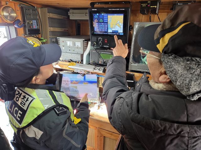 조타실 내 전력 기기 살펴보는 이윤지 남항파출소 순경