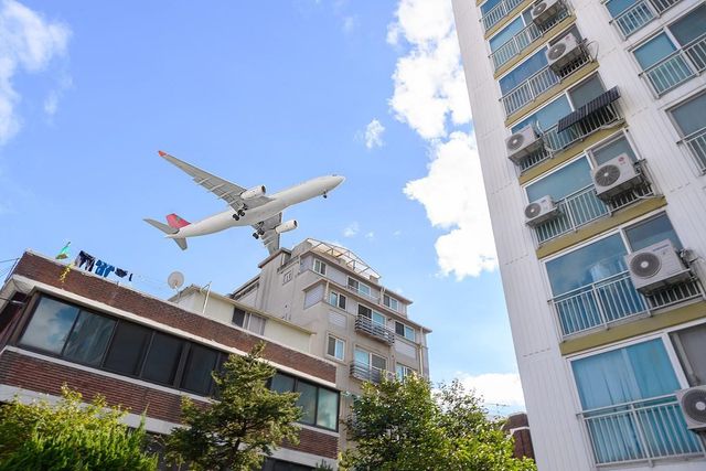 공항소음피해지역 주택 위로 지나가는 비행기