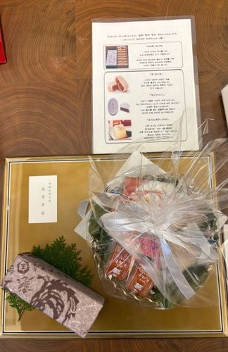 일본 측이 이재명 대통령 숙소에 비치한 다카이치 총리 명의의 화과자