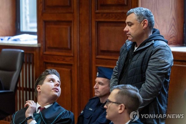 폴란드 법원 출석한 노르트스트림 폭파 용의자 볼로디미르 주라울레우(오른쪽)