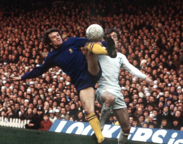 볼을 다투는 에디 맥크레디(왼쪽)