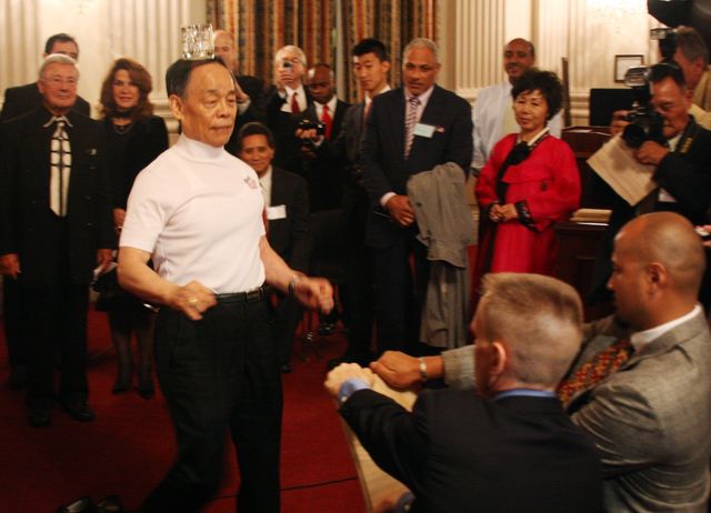 송판 격파 시범 보이는 이준구 사범