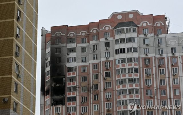 러시아 드론 공격으로 불에 탄 우크라이나 키이우 아파트