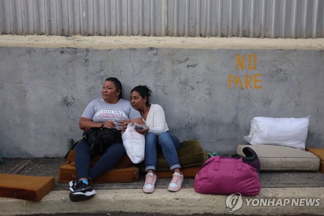 베네수엘라에서 수감자 석방을 기다리는 가족들