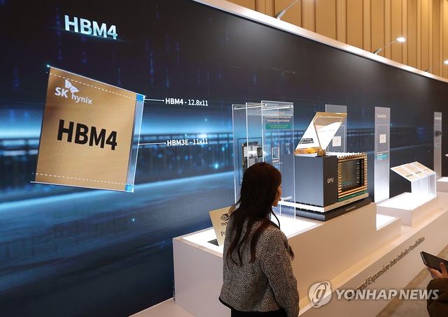 HBM4 영상 재생되는 SK 하이닉스 부스