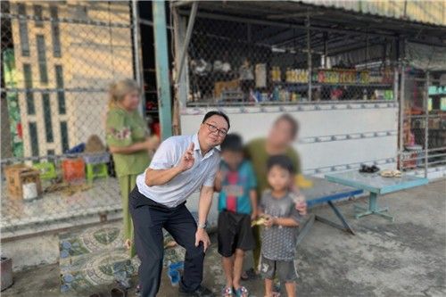 호치민 파견 영사와 아이들