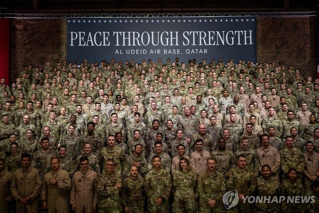 2025년 5월 15일 카타르 알우데이드 공군기지의 미군 장병이 강당에 모여 도널드 트럼프 미국 대통령을 맞이하는 모습.