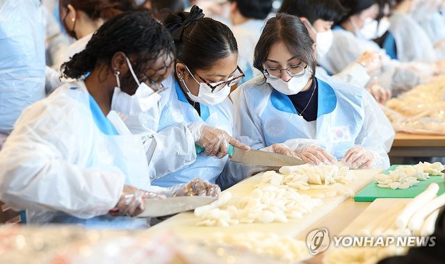 떡국 만드는 외국인 유학생