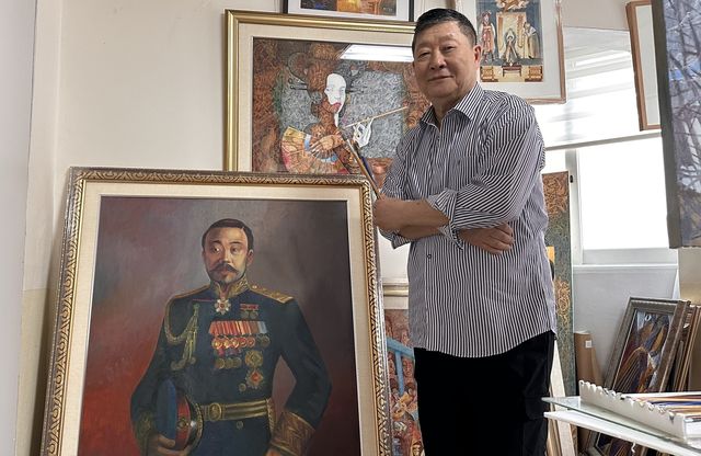 홍범도 장군 초상화 배경으로 포즈 취한 문 화백