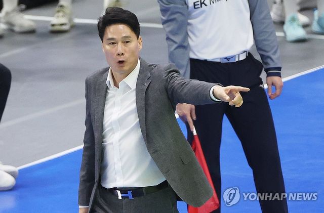 작전 지시하는 강성형 감독