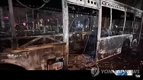 테헤란 거리의 불탄 버스
