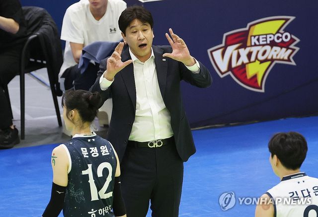 작전 지시하는 김종민 감독