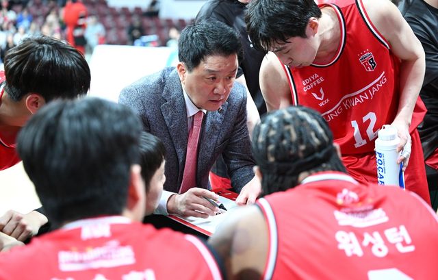 유도훈 감독과 정관장 선수들