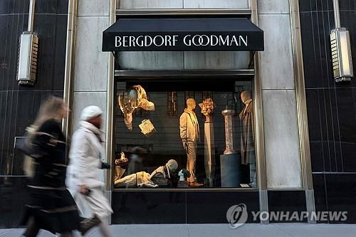 뉴욕 맨해튼 백화점 앞 행인