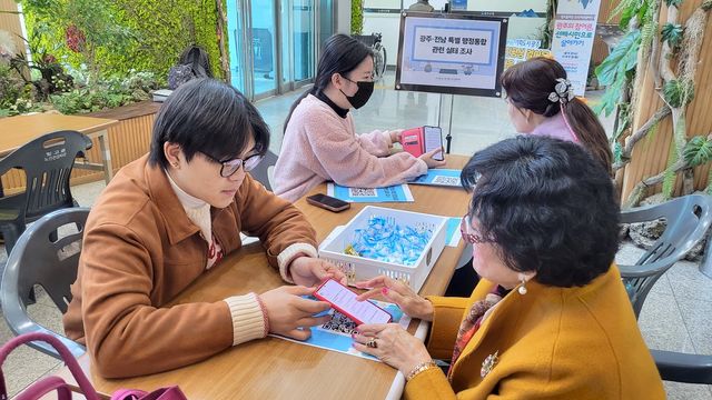 실태 조사하는 광주사회서비스원 소속 빛고을노인건강타운