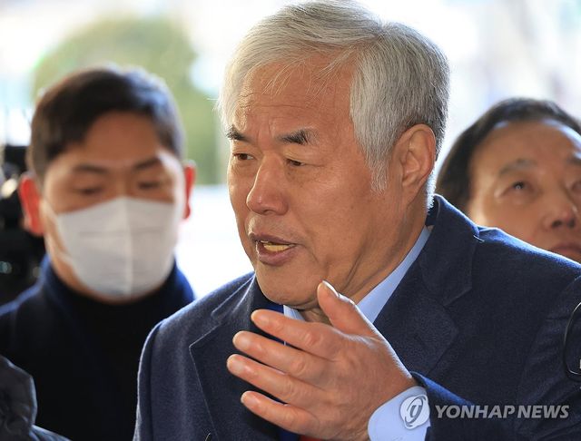 질문에 답하는 전광훈 목사