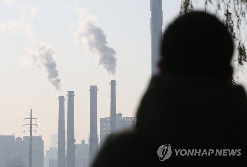 굴뚝에 나는 연기. [연합뉴스 자료사진]