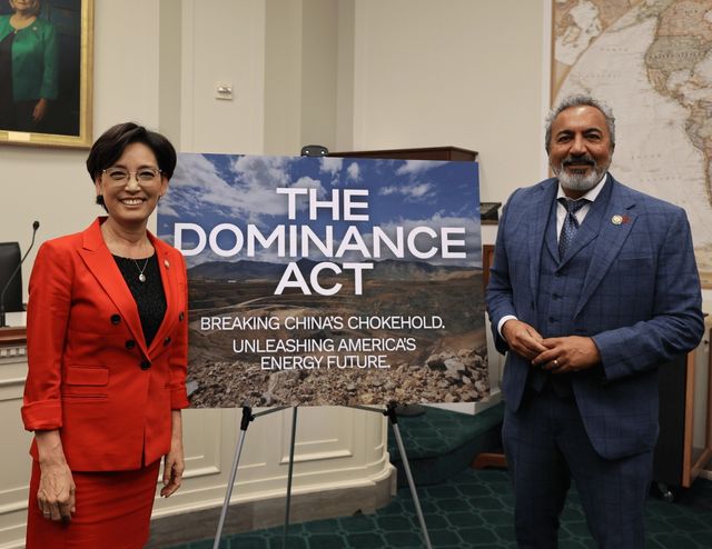 법안 공동 발의한 영김 의원(좌)과 아미 베라 의원