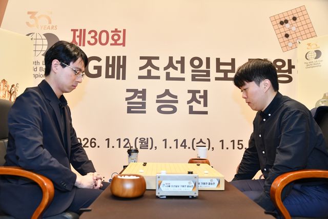 신민준 9단이 LG배 결승 2국에서 이치리키 료 9단에게 승리했다.