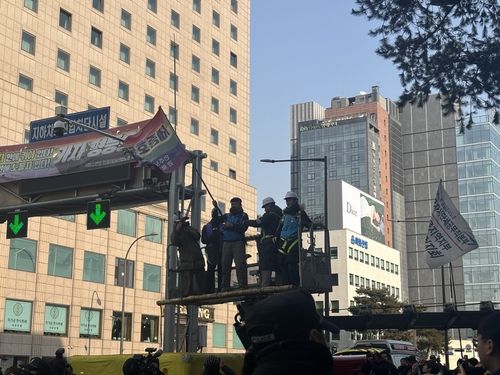 크레인 타고 내려오는 고진수 지부장