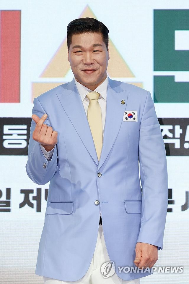 포즈 취하는 서장훈