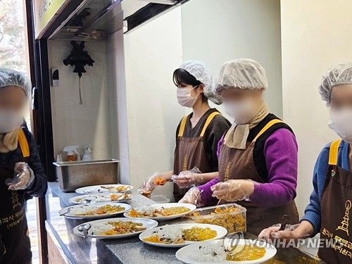 만석일 때 반찬 재빨리 담아놓기