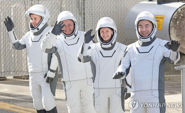 지난해 8월 1일 우주선 발사 전 인사하는 크루-11 우주비행사 4명