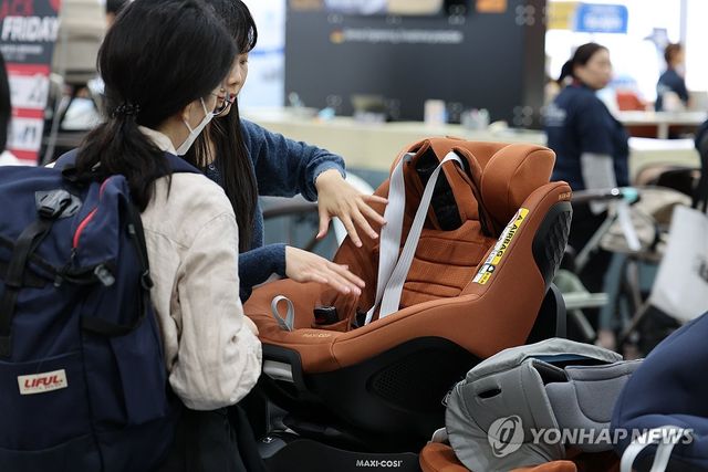 육아용품 살펴보는 참관객들