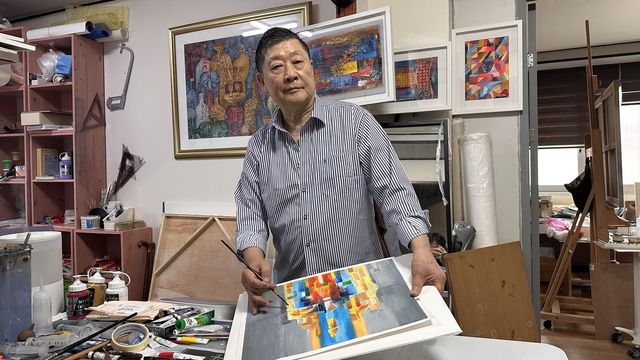 캔버스에 작업하는 문빅토르 화백