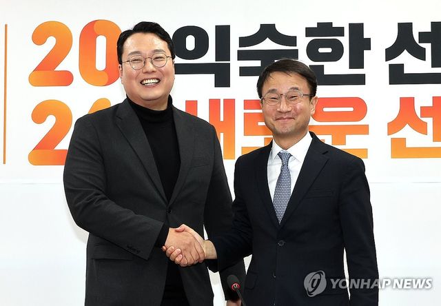 악수하는 한병도-천하람 원내대표