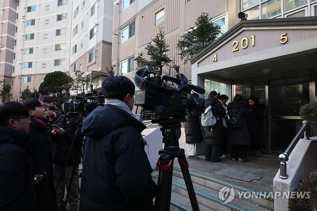 '비위 의혹' 김병기 자택 압수수색 기다리는 취재진