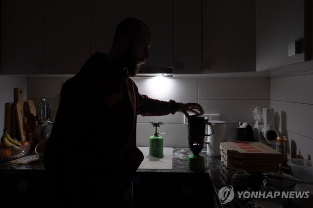 정전에 불편을 겪는 키이우 시민들