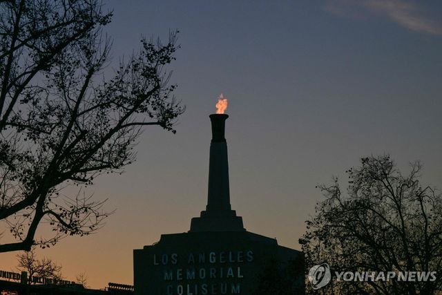 불을 밝힌 2028 LA 올림픽 콜리세움 성화