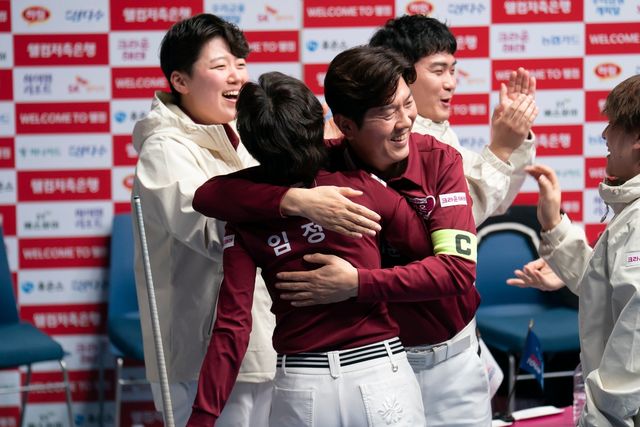 크라운해태 김재근과 임정숙의 포옹