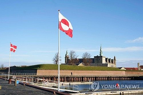 덴마크 한 항구에 내걸린 그린란드 국기