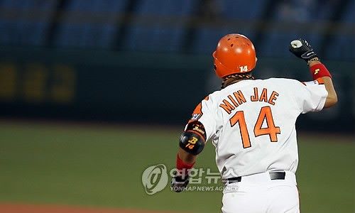 현역 시절 홈런을 치고 베이스를 도는 고인