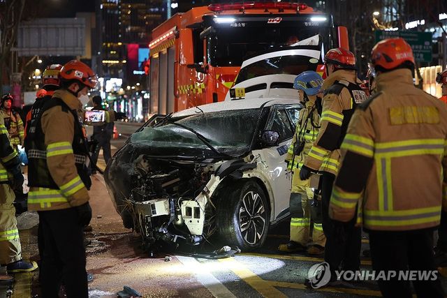 종각역 앞 3중 추돌에 인도 덮쳐