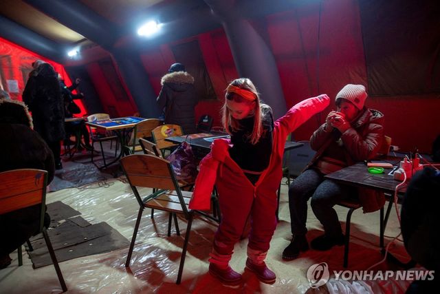 우크라이나 수도 키이우의 한파쉼터에서 몸을 녹이는 주민들