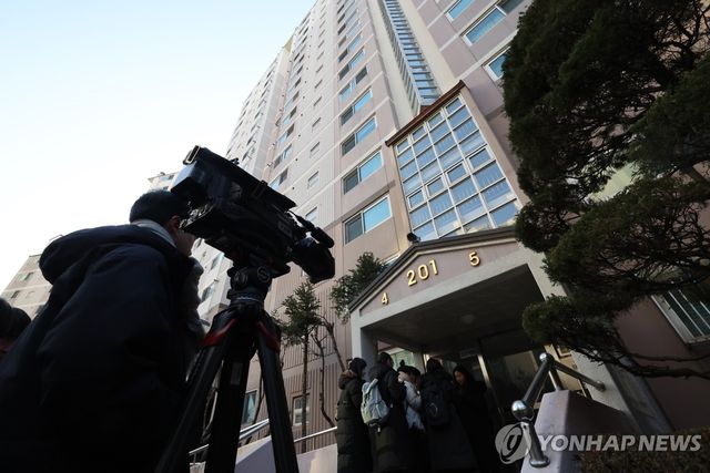 '비위 의혹' 김병기 자택 압수수색 기다리는 취재진