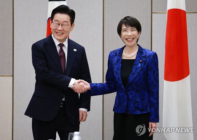 악수하는 한일 정상