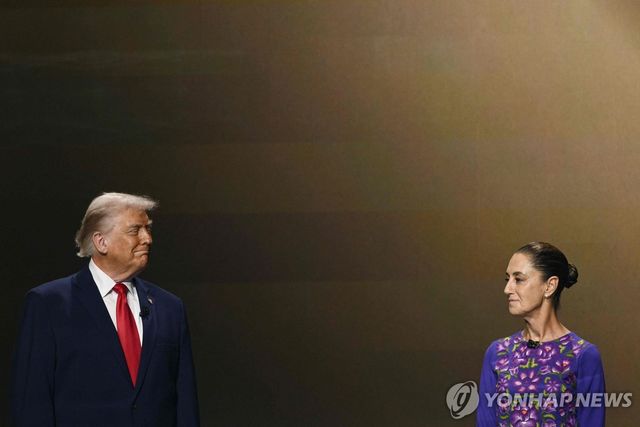 지난해 12월 월드컵 조추첨식에 함께한 트럼프 대통령(왼쪽)과 셰인바움 대통령