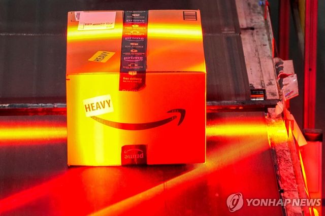 콘베이어 밸트로 운송되는 아마존 택배 상자 